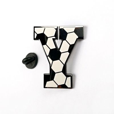 comprar Pin de futebol promocional de esmalte duro com parte traseira de borracha Fabricação em linha