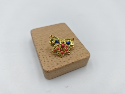 comprar Stylish and Durable Lapel Pin with Brilliant Golden Butterfly and Eye-Catching Gemstone Fabricação em linha